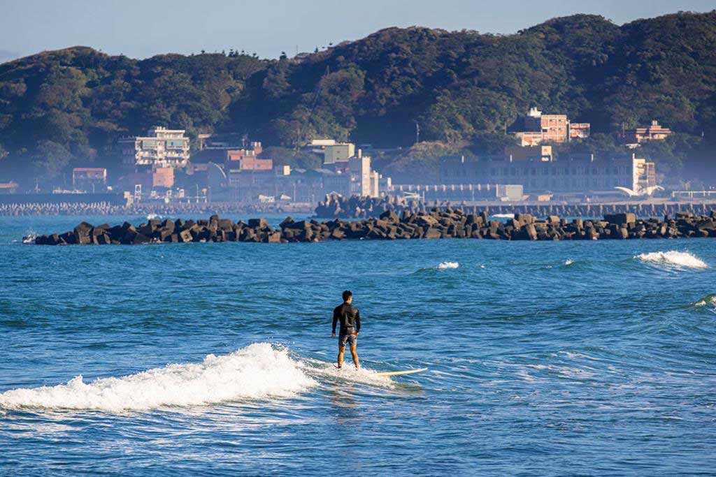 新北金山中角灣衝浪